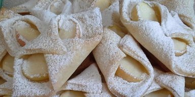 Очень вкусная выпечка: рецепт творожного печенья с яблочной начинкой