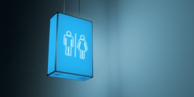 Вивіска в чоловічій вбиральні здивувала клієнта: в мережі прокоментували побачене (фото)