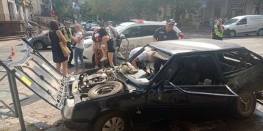У Миколаєві зіткнулися мікроавтобус та легковик: 6 людей постраждали, серед них 3 дітей (фото)