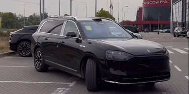 Ціна $93 000 і 9 дисплеїв: в Україні з'явився електрифікований кросовер від Huawei (фото)