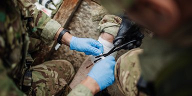 МОЗ забирає лікарів у ЗСУ: медиків розброньовують за запитом військових, — Ляшко (відео)
