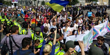 "Украина для всех!" и "пи*арасам – смерть!" Как в Киеве прошел Марш равенства