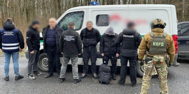 Прятали в бронированной капсуле: инкассаторы вывозили уклонистов за границу (видео)