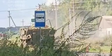 "Слышали только, что что-то звенит по машине: на Курщине БТР Stryker спас десантников ВСУ (видео)