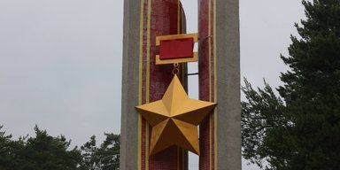 В Киеве избавились от советской звезды со стелы на въезде в город (видео)