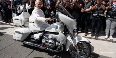 Двухколесный папамобиль: Папа Римский продает эксклюзивный мотоцикл BMW (фото)