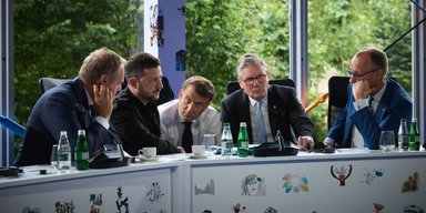Макрон, Мерц, Стармер и другие: лидеры ЕС призвали Трампа говорить с Путиным после прекращения огня
