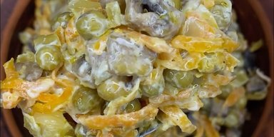Бюджетно і дуже смачно: рецепт салату з горошком і грибами