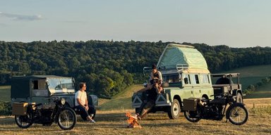 Зірковий актор отримав сторічні гібриди Harley-Davidson та електричні Land Rover (фото)