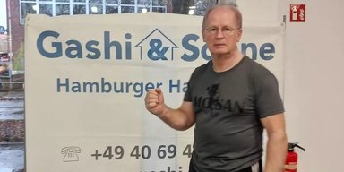 Пенсионер голыми руками разбивает бейсбольные битки и планирует разбить 25 бетонных плит (фото)