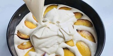 Самая летняя выпечка: рецепт шарлотки с персиками