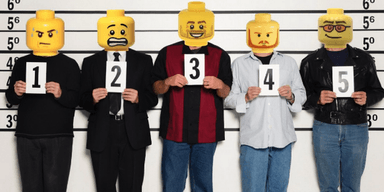 "Это смешно": в полиции решили заменять лица подозреваемых конструктором Lego (фото)