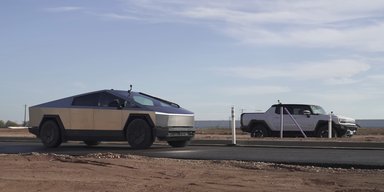 Новейший Tesla Cybertruck сравнили с электропикапом Hummer в заезде по прямой (видео)