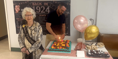 "Мне повезло": 100-летняя женщина отпраздновала только 25-й свой день рождения (видео)