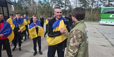 Зеленский сообщил об обмене пленными: вернули 193 бойцов, большинство спасли из Чечни (фото)