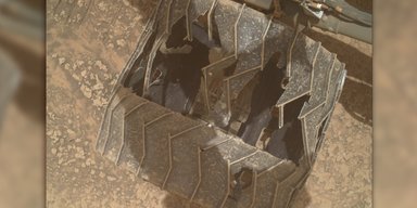 Величезна діра: марсохід Curiosity сильно пошкодився за 14 років руху на Марсі (фото)