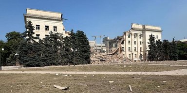 Херсонская ОВА разрушена: ВС РФ ударили по зданию второй раз (фото, видео)