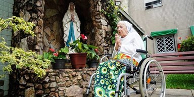 116-летняя монахиня и футбольная фанатка из Бразилии стала самым старым человеком в мире (фото, видео)