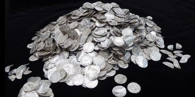 Самый дорогой среди всех: клад из почти 3 тысяч монет продали за рекордную сумму (фото)