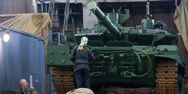 Ешелони з Т-90М: звідки Росія бере нові танки для війни в Україні та скільки їх