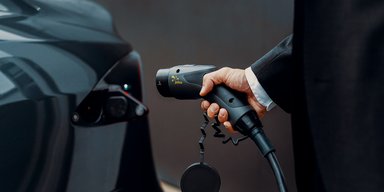 Как правильно заряжать электромобиль дома: советы экспертов
