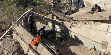 Ракетний обстріл Нікопольської гімназії: з-під завалів дістали загиблих (фото, відео)