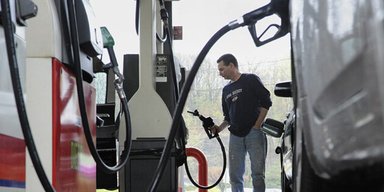 В Україні різко скоротилося споживання бензину і газу: експерт назвав причини