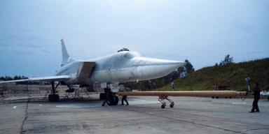 Ту-22М3 вспыхнул: последствия удара БПЛА по авиабазе "Сольцы" показали на спутниковых снимках