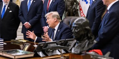 США и Иран обстреляли друг друга в Ормузском проливе: Трамп призвал иранских "психов" сдаться