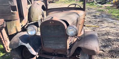 Старий іржавий Ford завівся після 75 років простою під відкритим небом (відео)