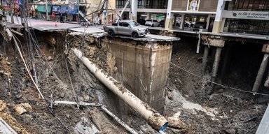 В Таиланде обвалилась четырехполосная дорога: машины упали в 18-метровый обрыв (видео)