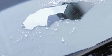 Лайфхаки для водіїв: як розморозити скло автомобіля за лічені хвилини (фото)