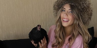 "Умнее некоторых людей": одесситка принесла любимую курицу на маникюр (видео)
