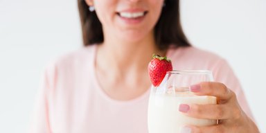 Приводят к "гормональному дисбалансу": 4 продукта, которые нельзя есть женщинам после 40