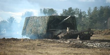 Вчаться в окупантів: у Білорусі показали власний "танк-сарай" з кустарним захистом (відео)