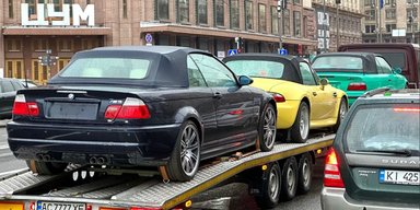 В Киеве заметили автовоз с редкими коллекционными спорткарами BMW (фото)
