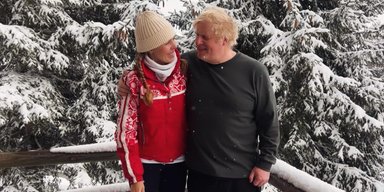 Борис Джонсон с женой поставили своих маленьких детей на лыжи (видео)