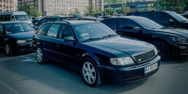 Спорткар для родини: у Києві помітили рідкісний заряджений Audi 90-х (фото)
