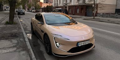 580 сил и нет заднего стекла: в Харькове засветился стильный электрокар от Huawei (фото)