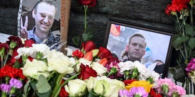 В России мужчинам, почтившим память Навального, вручили повестки в военкомат, — СМИ