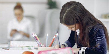 "Руки чешутся": 6-летняя девочка сыграла в школьном спектакле "роль жены", мать возмущена
