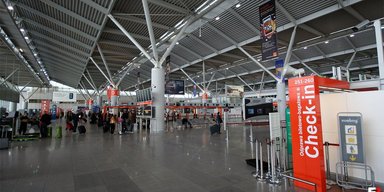 Украинку в аэропорту Варшавы оштрафовали из-за шуточной надписи на лбу: что она нарисовала