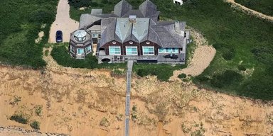 Висел над пропастью: многомиллионный особняк на берегу моря решили снести (фото)