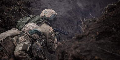 Два бойца ВСУ, которые несли оборудование на позиции, в течение 6 часов отбивали штурм россиян