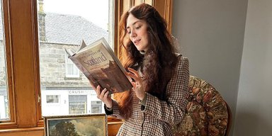 Ведет соцсети на русском: украинское издательство уничтожит тираж книги Юлианны Караман