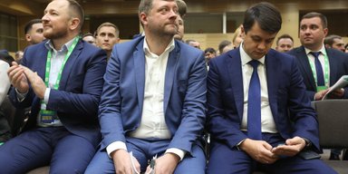 Новый лидер и полиграф без доверия. Как прошел съезд партии власти "Слуга народа"