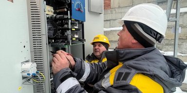 Киев без света: 500 домов остаются без отопления, к многоэтажкам подвозят большие генераторы