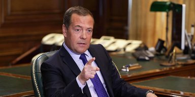 "Мир через силу": Медведев назвал ракетный удар по Киеву "реальным соотношением сил"