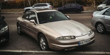 Авангард із 90-х: у Києві засвітилося рідкісне американське авто преміумкласу (фото)