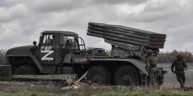 "Любиш стріляти — люби і згорати": дрон-камікадзе підірвав російську РСЗВ "Град" (відео)